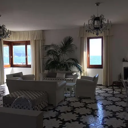 بيت ضيافة Lo Scoglio