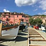 Guest house Lo Scoglio 4*