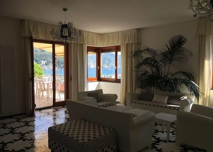 Lo Scoglio בית הארחה מונטרוסו אל מארה